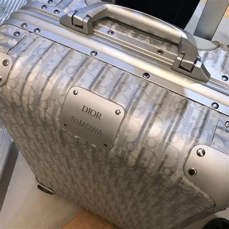 Dior×RIMOWAの芸術的コラボスーツケースを徹底解 .